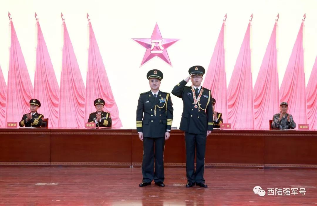 战区陆军参谋部某室副主任邓强受发"庆祝中华人民共和国成立70周年"