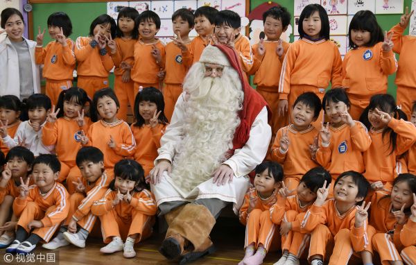 当地时间2018年12月13日，日本冈山，一位来自芬兰的“圣诞老人”探访当地幼儿园并与孩子们合影留念。（视觉中国）
