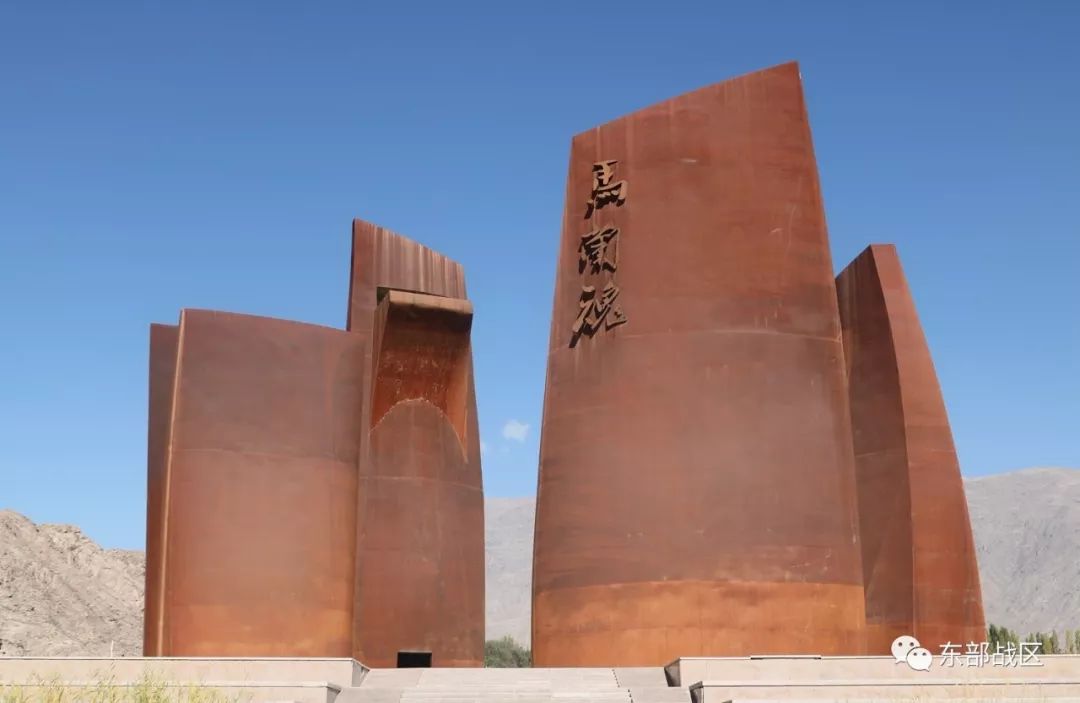 组织全体官兵从驻地徒步行军至马兰红山军博园缅怀先烈,学习马兰精神