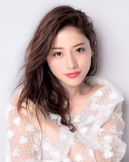 其受迎接水平已经达到搪塞在街上采访一个路人,也能采访到狂炎粉丝了。