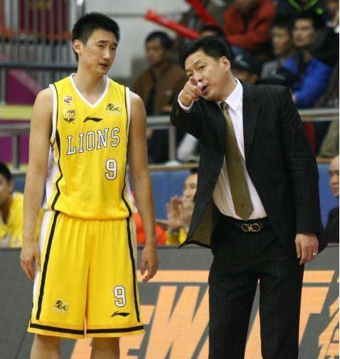 新疆战胜广厦后,阿的江与李春江握手时,两人交