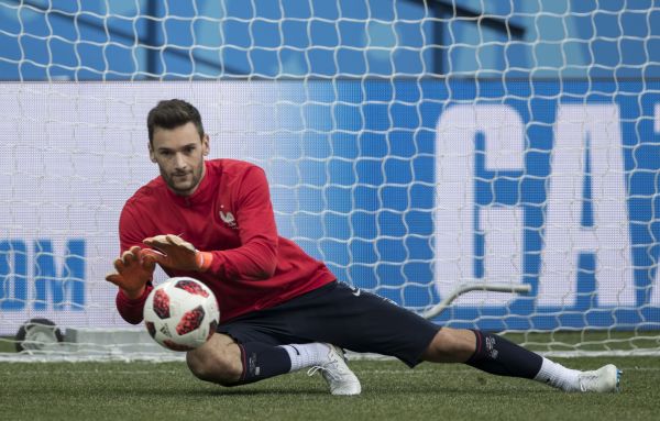 飞得太快就像龙卷风!高科技足球成门将噩梦