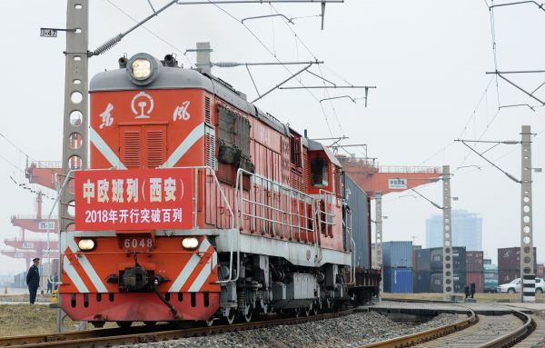 资料图片:开往德国汉堡的X8001次中欧班列从西安新筑车站驶出。(新华社)