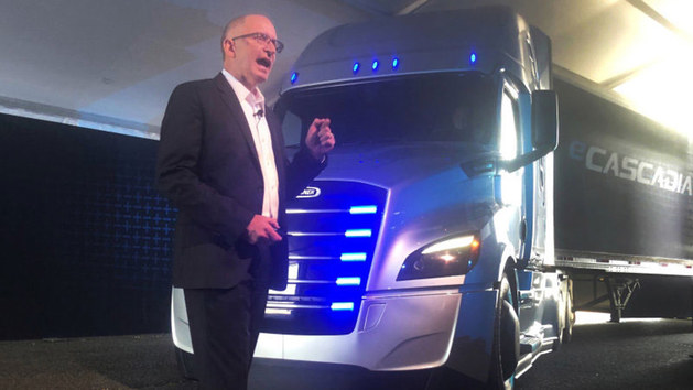 戴姆勒推出两款纯电卡车 发展电动商用车