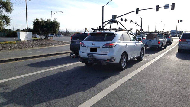 苹果报告首起自动驾驶车事故 无人伤亡