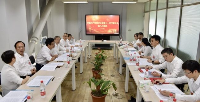 党代会各代表团认真审议党委、纪委工作报告