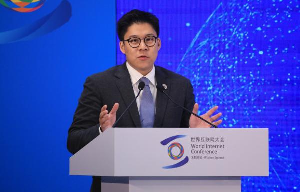 2018年11月8日,2018世界互联网大会在乌镇举行。霍启刚发表演讲。 东方IC 图