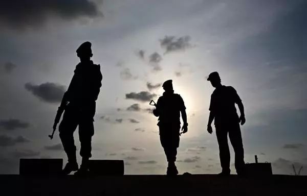 4��23�գ���˹�������׶������£�����ʿ����һ���Ƶ긽��Ѳ�ߡ� �»��� ͼ