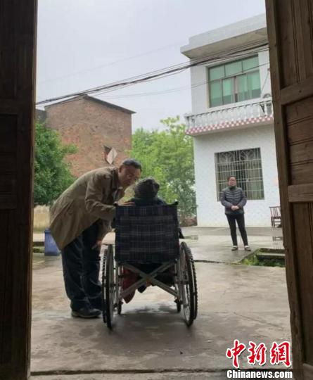 侵華日軍南京大屠殺遇難同胞紀念館館長探望慰問老人。 劉廣建 攝