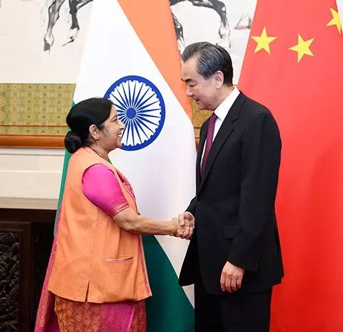 ▲4月22日，王毅在北京与印度外长斯瓦拉杰举行会谈。（外交部官网）