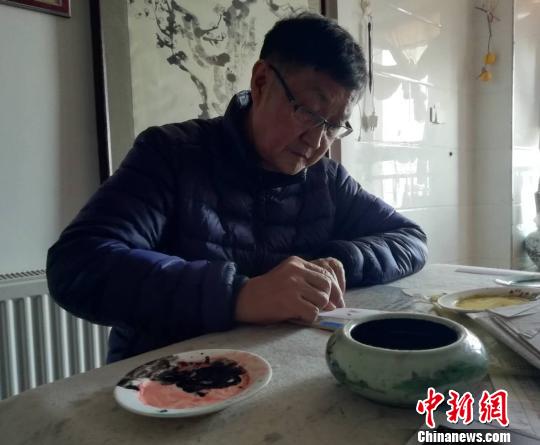 武汉一民间艺术家30余年手指画天下 武汉一民间艺术家30余年手指画天下