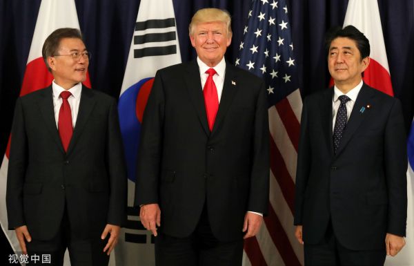 资料图片:美国总统特朗普(中)、日本首相安倍晋三(右)和韩国总统文在寅举行首脑会晤。