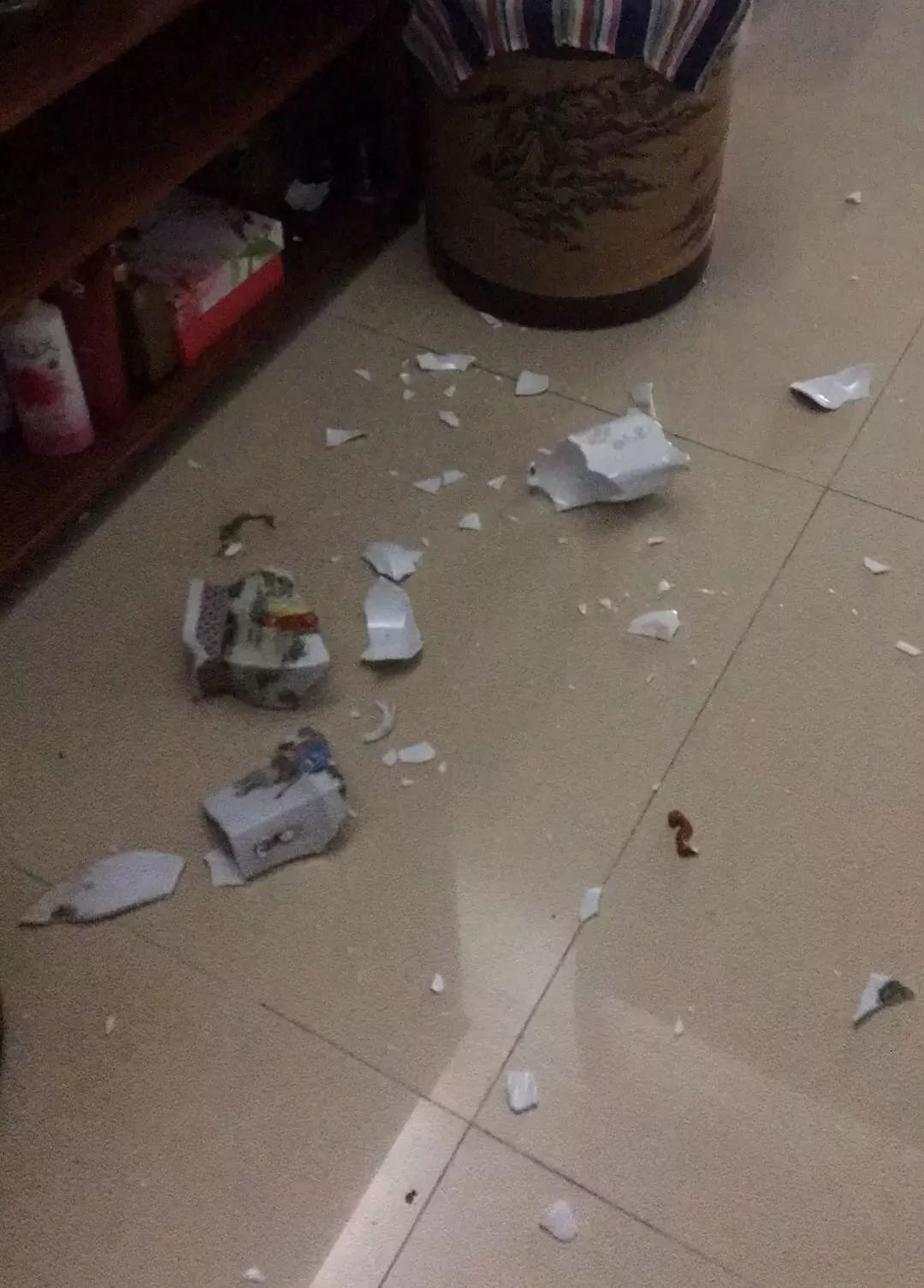 连南京都有震感!楼在晃,花瓶碎了,还有网友穿内裤撒腿就跑