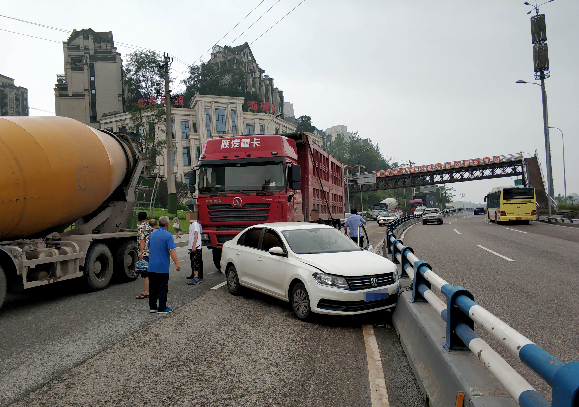 司机被交通事故吓懵 监控还原事实