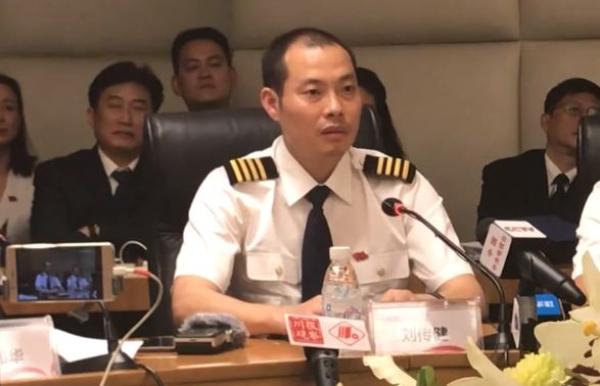 川航机长复盘超级备降:曾面临两难选择,现在有