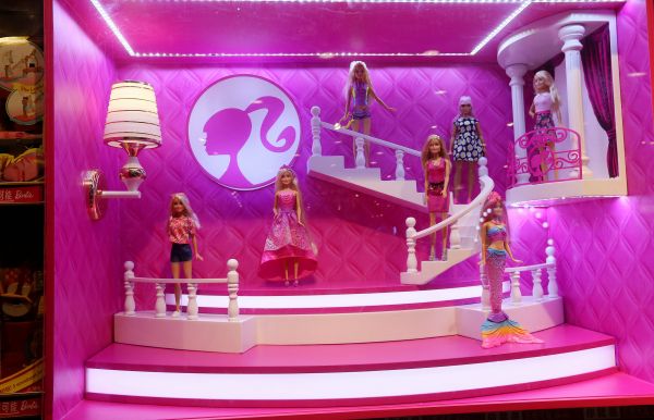 英国玩具店品牌Hamleys哈姆雷斯北京王府井旗舰店开业,图为芭比娃娃玩具。(视觉中国)