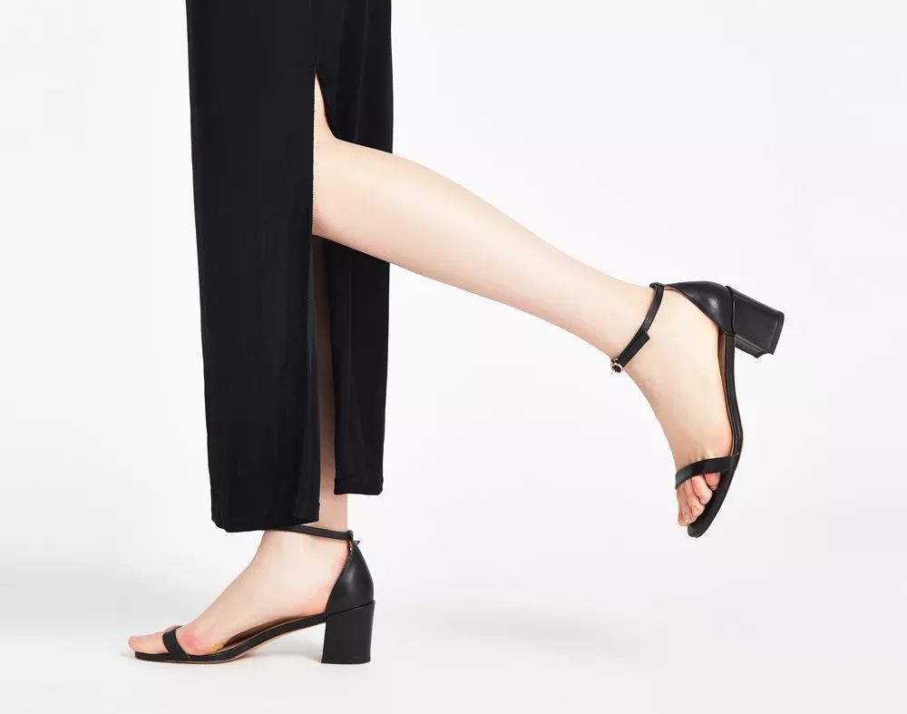 一字带凉鞋，显瘦显腿长！