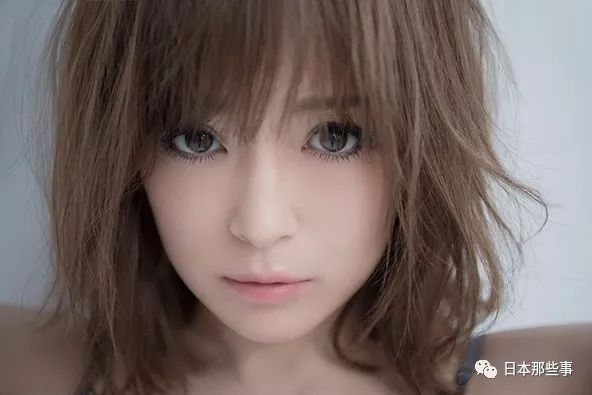 也难怪会有很众网友炸开了锅,纷纷外示滨崎步为了向美魔女望齐而用力过猛。