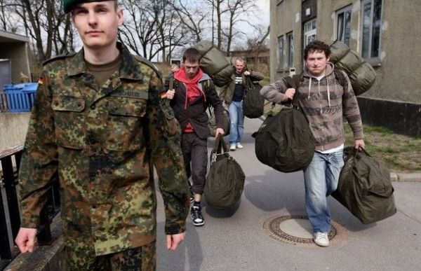 资料图：一名德国联邦国防军士兵带领新兵入营。