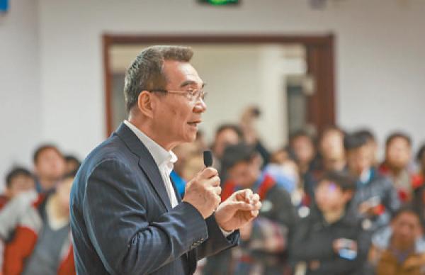 林毅夫在高校做演講。 影像中國 圖