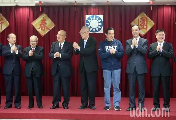 国民党11日举行新春团拜,包括国民党主席吴敦义(中)、前台湾地区领导人马英九(右三)、前新北市市长朱立伦(右二)、前国民党主席吴伯雄(左三)、前台“立法院长”王金平(左一)等一同出席,一起向党内同志拜年。