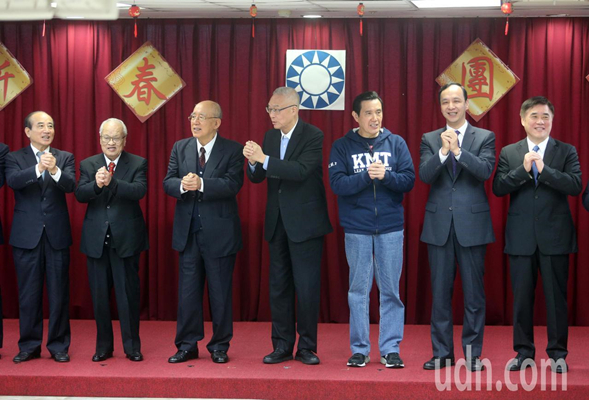 国民党11日举行新春团拜,包括国民党主席吴敦义(中)、前台湾地区领导人马英九(右三)、前新北市市长朱立伦(右二)、前国民党主席吴伯雄(左三)、前台“立法院长”王金平(左一)等一同出席,一起向党内同志拜年。(图片来源:台湾《联合报》)