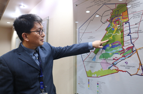 菲律宾克拉克发展公司副总裁罗德·佩雷斯介绍新城发展规划及中菲克拉克新城产业园的进展。赵龙 摄