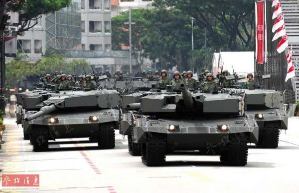 资料图：2010年，国庆日阅兵式上的新加坡陆军豹2SG坦克群。