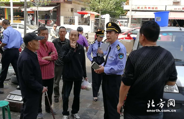 执法人员到居民区走访