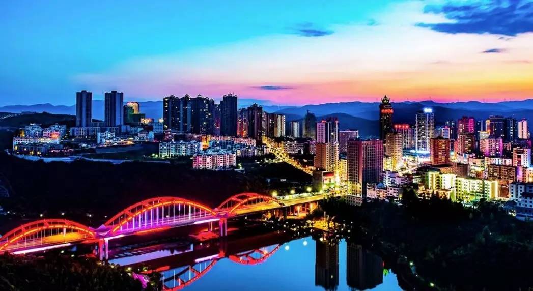 绥阳的街道 路灯和车灯为小城增添了一些色彩 图|胡志刚 【六盘水】