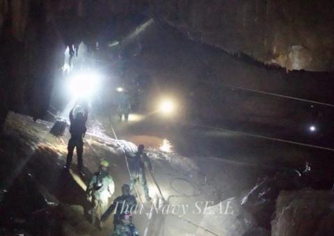 泰国洞穴救援行动再开启 救出第5名足球队员