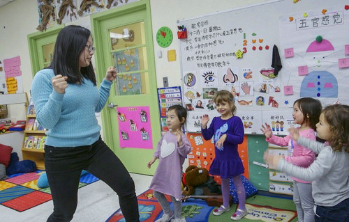 赫德森浸入式学校的中文老师正在为美国孩子上音乐课（香港《南华早报》网站）