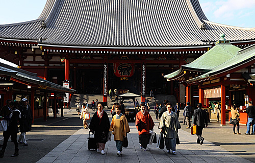 　　资料图：游客在日本东京浅草寺游玩。（新华社）