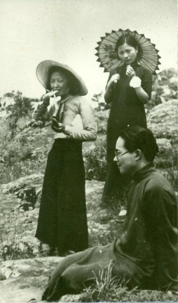 萧乾晚年赠送我们的一张1935年在苏州为沈从文、张兆和、张充和拍摄的照片。