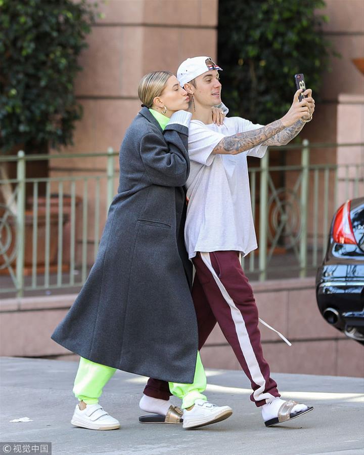 运动裤夫妇!贾斯汀·比伯运动裤上瘾似集邮