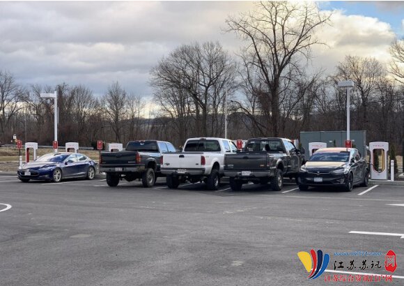 特斯拉反对者将皮卡车停在特斯拉超级充电站