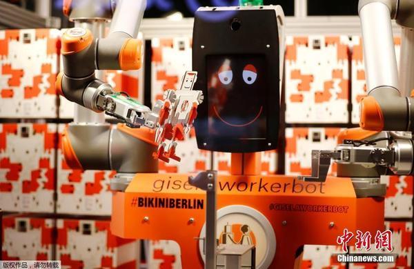 德国机器人售货员厉害了 不仅能卖货还管组装