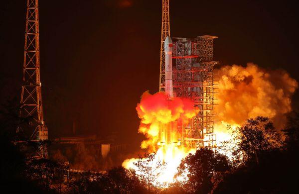 12月8日2时23分,我国在西昌卫星发射中心用长征三号乙运载火箭成功发射嫦娥四号探测器,开启了月球探测的新旅程。新华社记者 江宏景 摄