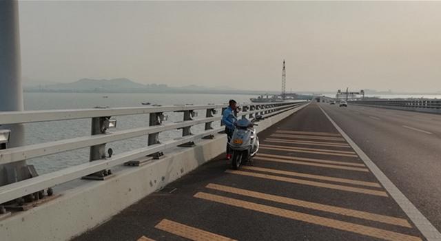 买来报废摩托车跨海大桥抛锚 男子无证驾驶被