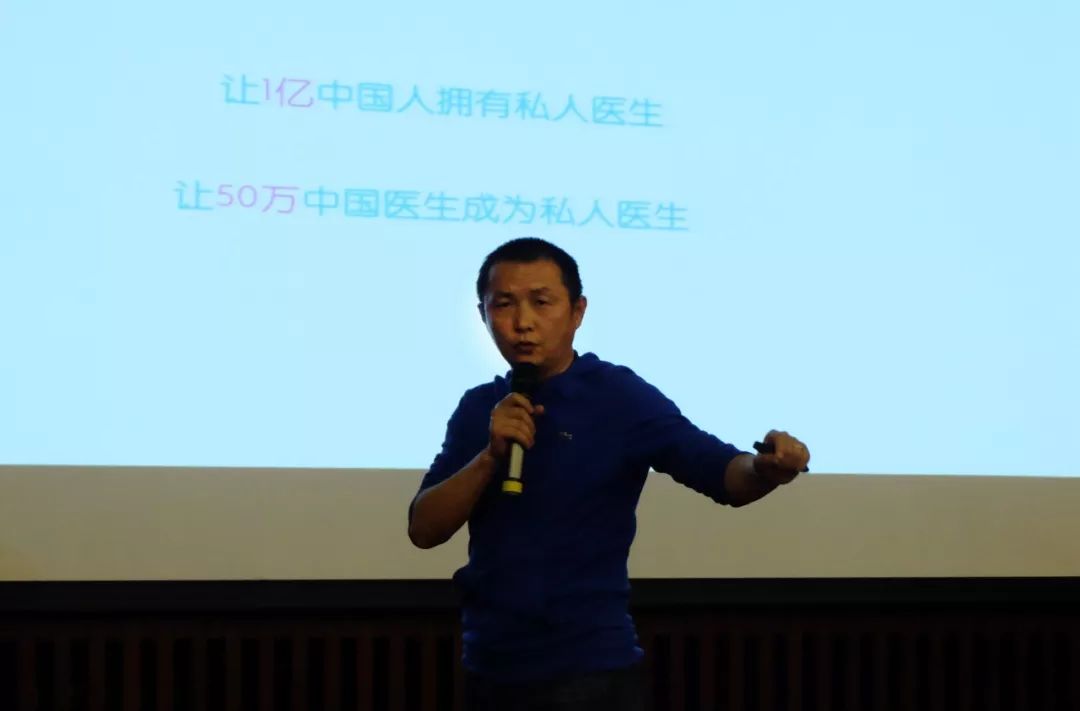2015年,在春雨一场发布会上的张锐。来源:被访者供图
