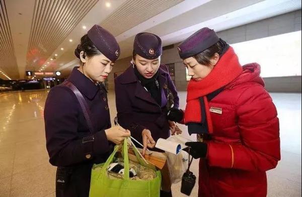 复兴号上双胞胎姐妹列车长成网红:往返上海厦门,都是先进