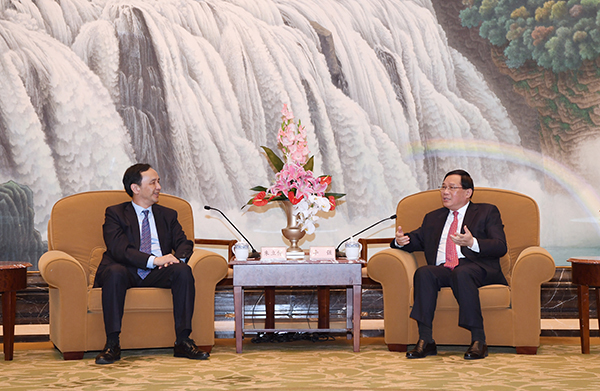 3月25日下午，上海市委书记李强会见了台湾新北市市长朱立伦一行。 陈正宝 摄