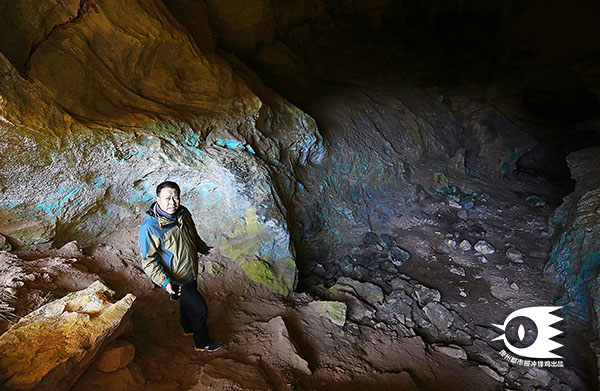 芦荻哨村周围的山洞有着明显的人类活动痕迹，墙壁上的荧光物质据说是蝙蝠尿。