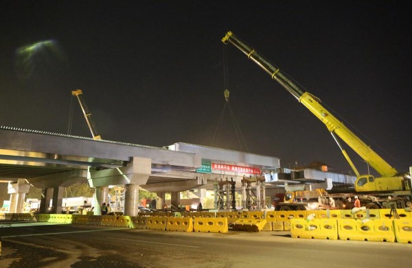 北郊农场桥改造工程顺利完成钢箱梁吊装