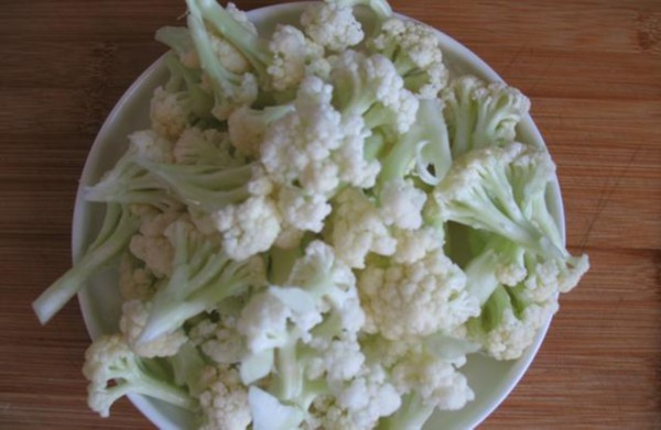 干煸花菜牢记三个诀窍，花菜清脆可口、香味扑鼻，吃一次还想再吃