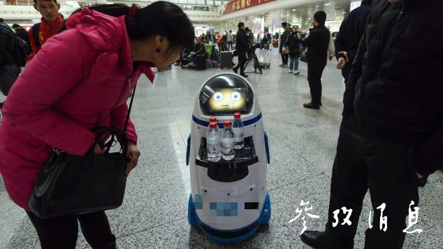 杭州高铁站内,智能机器人为乘客提供免费饮用水。 图片来源:CNN