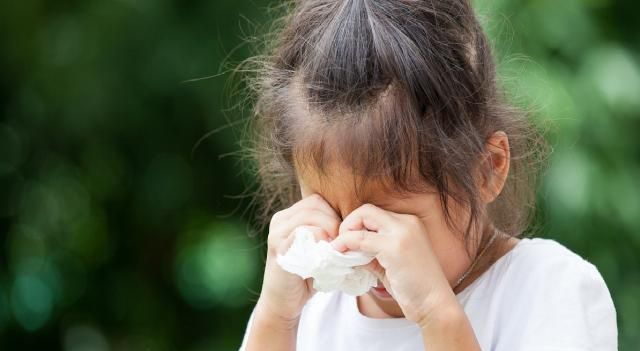 女童眼内先后被同学塞数十张纸片 家属：仅一人道歉