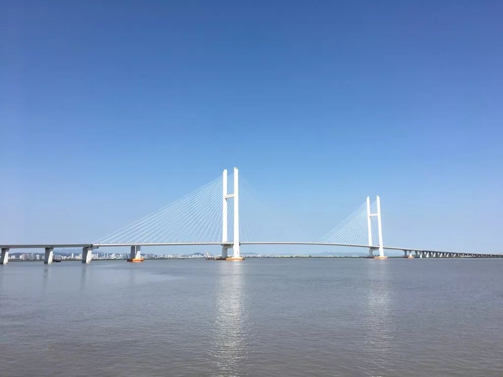 ▲新鸭绿江大桥,是一座用以连接中国辽宁省丹东市和朝鲜新义州的高速公路桥。(维基百科)