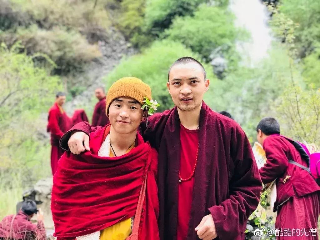 色达"网红僧人,玩抖音吸粉30万|抖音|扎巴|僧人_新浪新闻