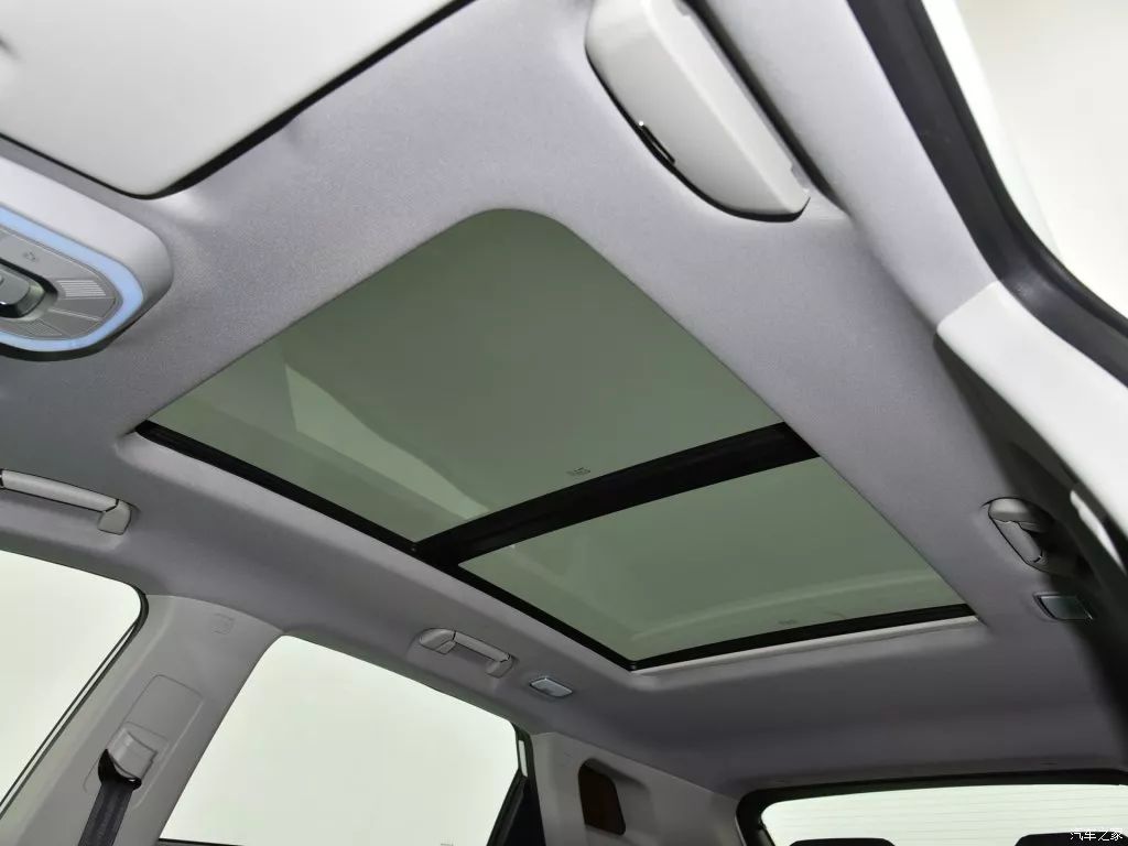 1.5T+8AT，这辆全新的紧凑型SUV还有液晶大屏、全景天窗！